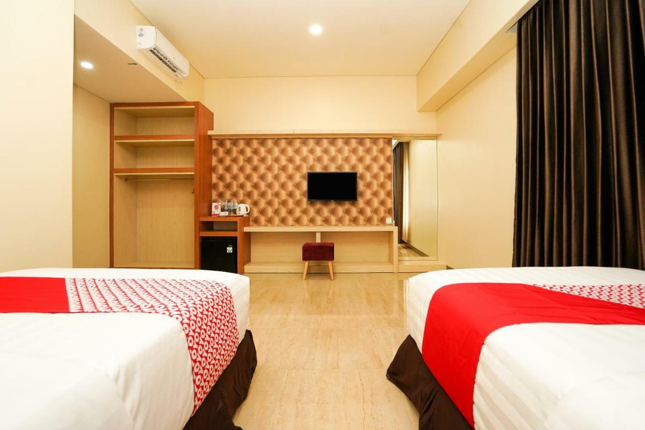 Oyo 1330 Hotel Cahaya 3 Surabaya Esterno foto