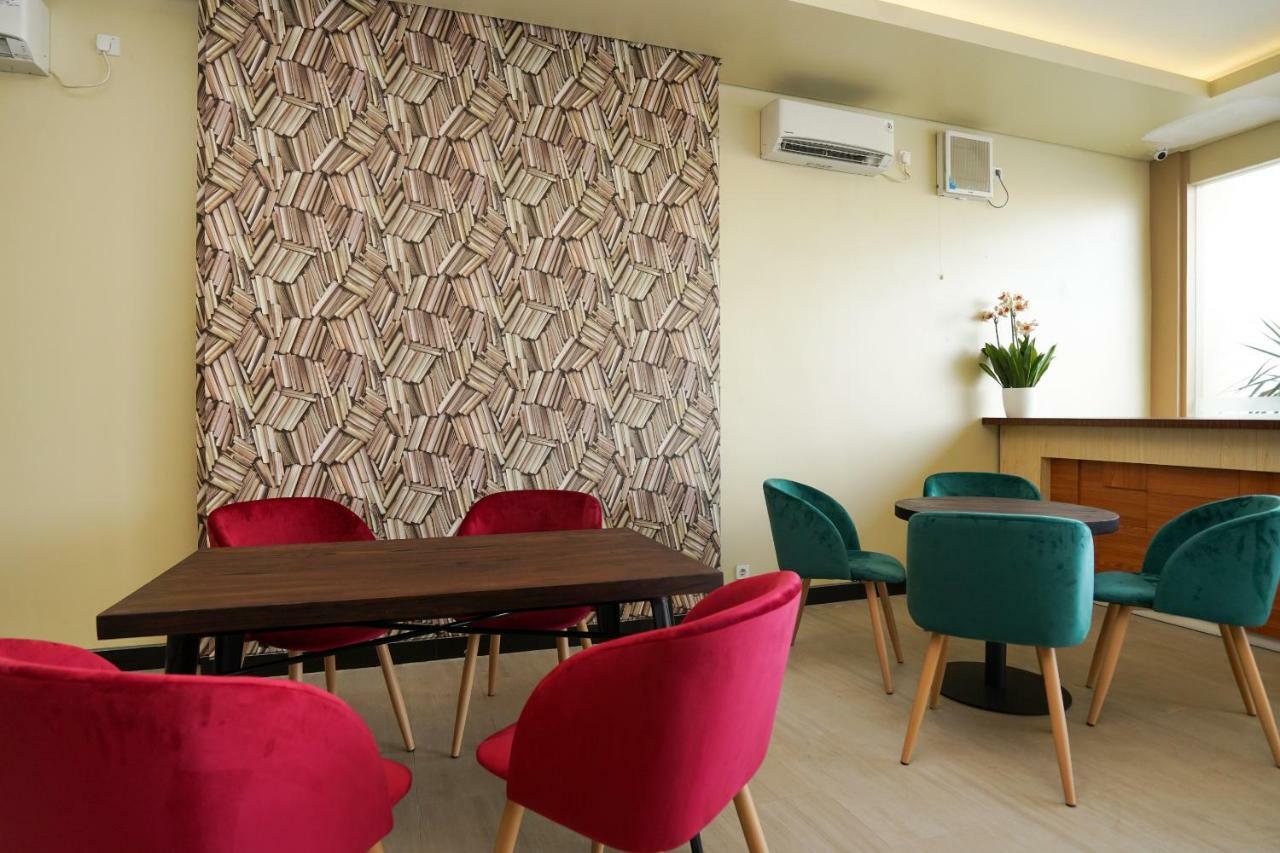 Oyo 1330 Hotel Cahaya 3 Surabaya Esterno foto