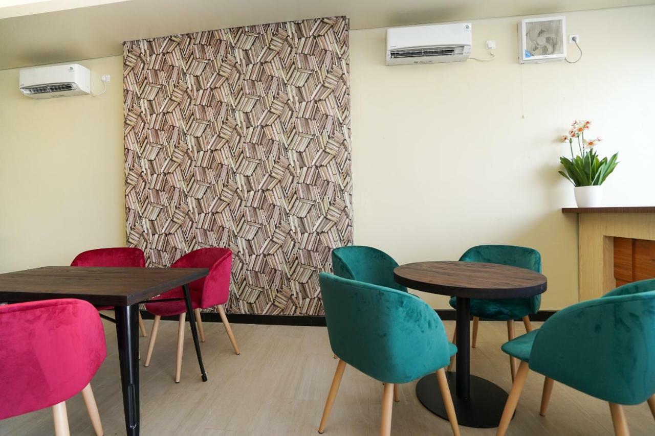 Oyo 1330 Hotel Cahaya 3 Surabaya Esterno foto