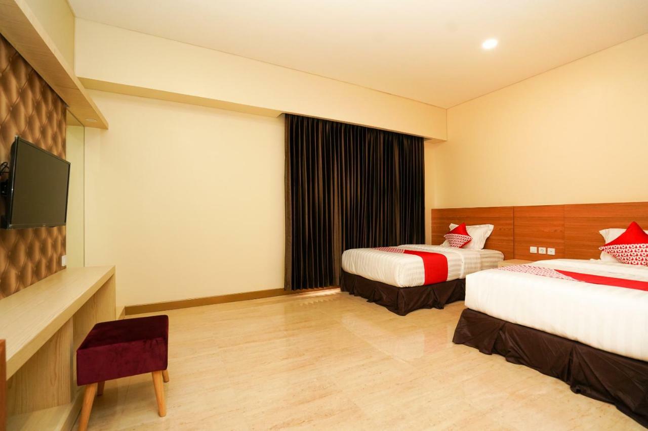 Oyo 1330 Hotel Cahaya 3 Surabaya Esterno foto